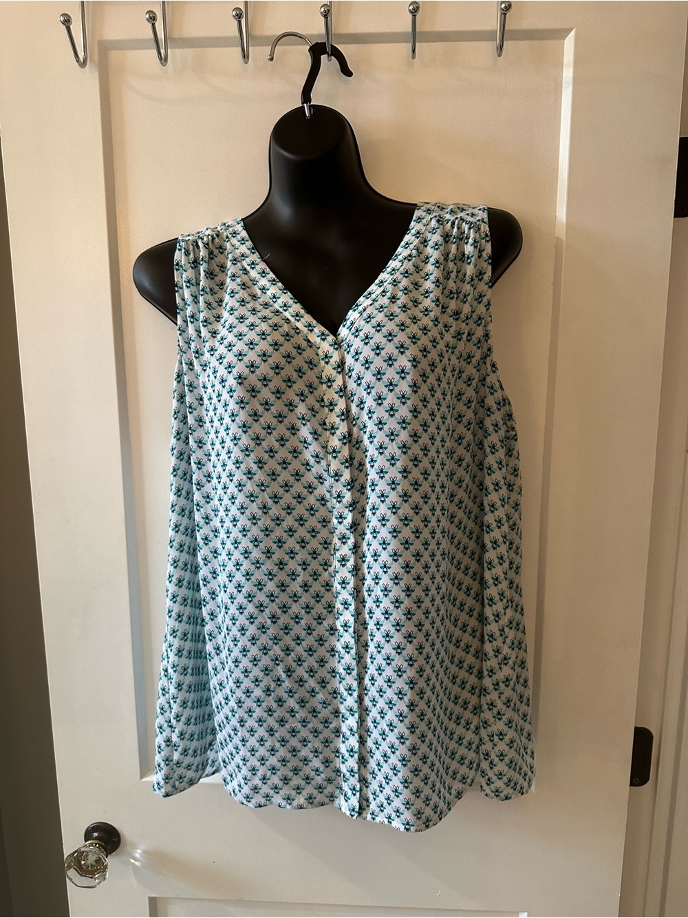 Worthington Sleeveless 1X V-Neck Button-Front Top - White/ Teal Cute Fly Pattern